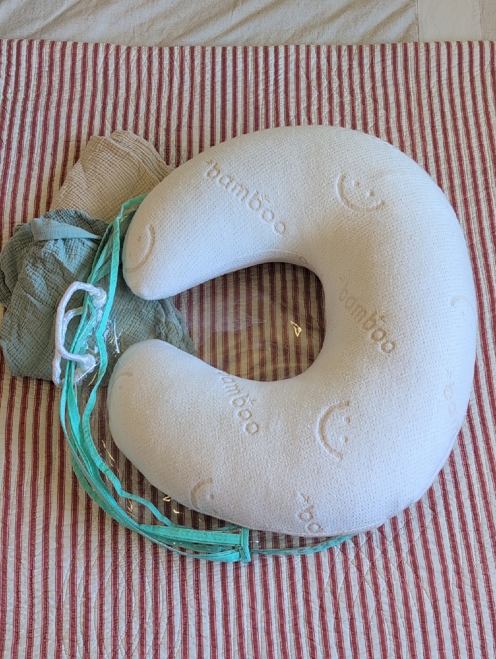 baby works memory foam feeding pillow with extra cotton covers & storage case - Picture 11 of 15